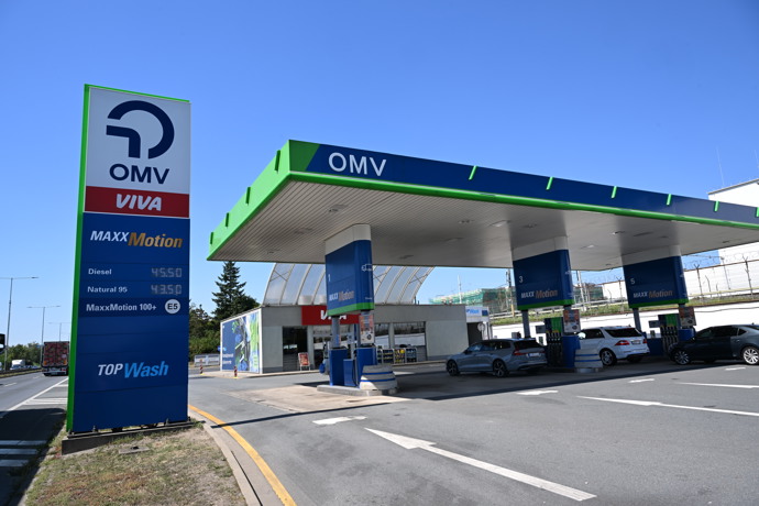 Pumpa OMV nabízí naftu za 45,50 Kč a benzin za 43,50 Kč za litr.
