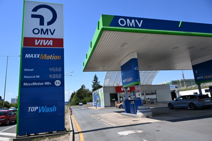 Na čerpací stanici OMV šroubují prémiové ceny vysoko, nafta tu stojí 45,50 Kč a benzin 43,50 Kč.