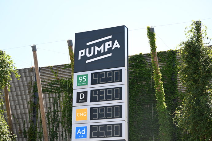 Totem Babišovy stanice Pumpa ukazuje Natural 95 za 42,90 Kč a diesel za 43,90 Kč.