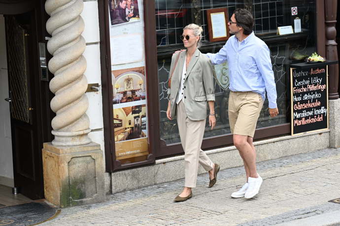 Manželé Hejlíkovi si užívají romantické procházky po Varech.