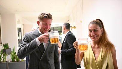 FOTO: Eva Decroix se svým asistentem popíjeli.