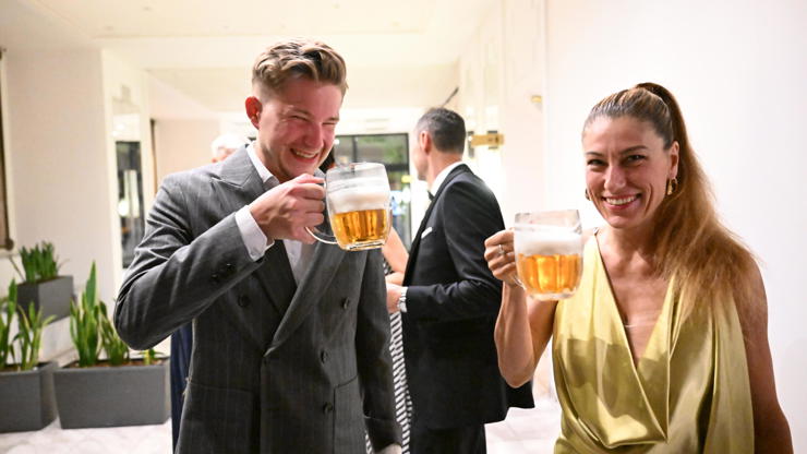 Eva Decroix se svým asistentem popíjeli.