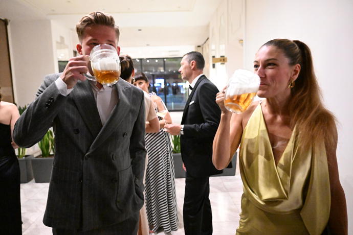 Eva Decroix a její asitent s pivem.