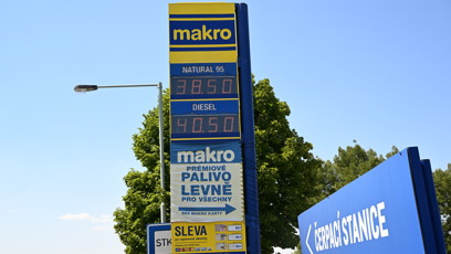FOTO: Jeden z nejlevnějších průjezdů. Na čerpací stanici Makro stojí benzin 38,50 Kč a nafta 40,50 Kč.