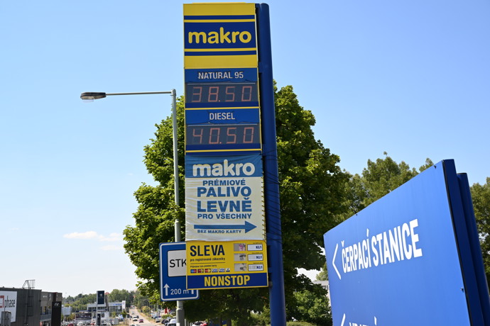 Jeden z nejlevnějších průjezdů. Na čerpací stanici Makro stojí benzin 38,50 Kč a nafta 40,50 Kč.