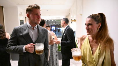 FOTO: Eva Decroix a Jan Fiala si dali pivo.
