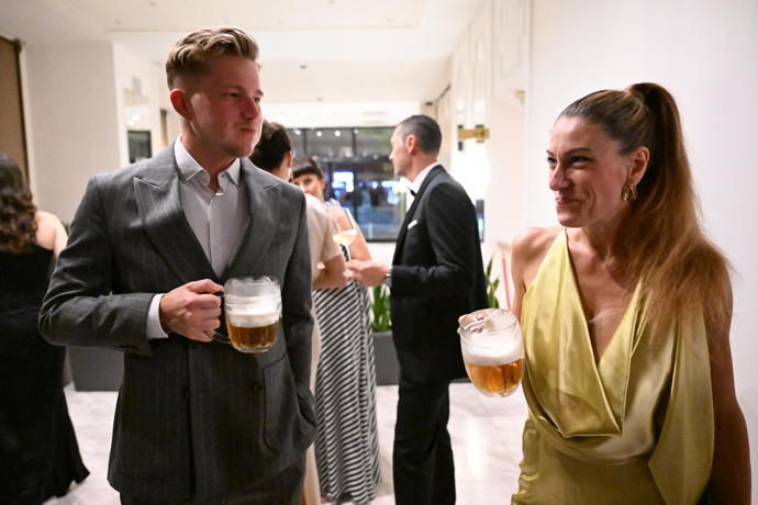 Eva Decroix a Jan Fiala si dali pivo.