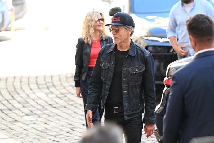 Hvězdný herec Kevin Bacon dorazil do Varů spolu se svou ženou Kyrou Sedgwick a dětmi.