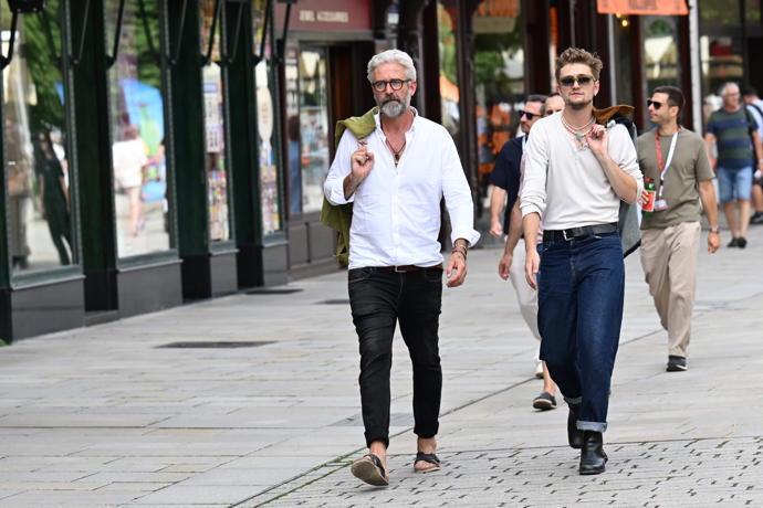 Roman Zach se synem Prokopem na kolonádě.