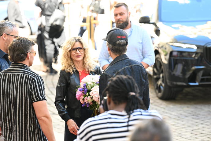 Kyra Sedgwick dostala krásnou kytici.