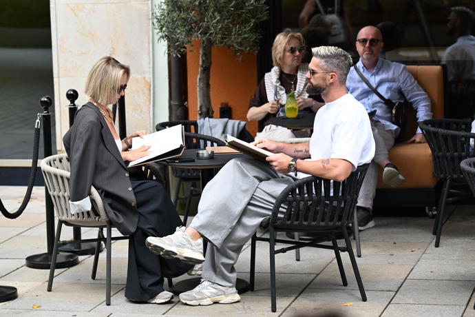 Manželé Salákovi zakotvili v jedné z restaurací.