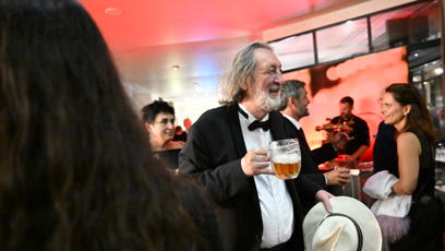 FOTO: Bolek Polívka s pivem a kloboukem.