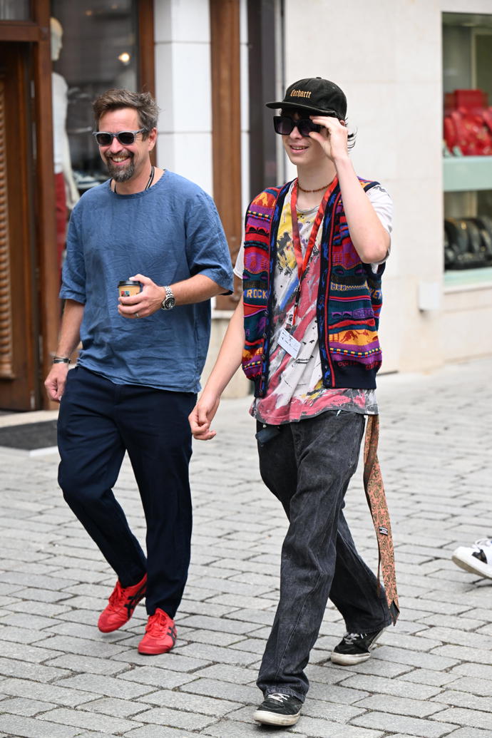 Jan Dolanský ozvláštnil outfit červenými teniskami, jeho syn Maxmilián předvedl dokonalou hru barev.