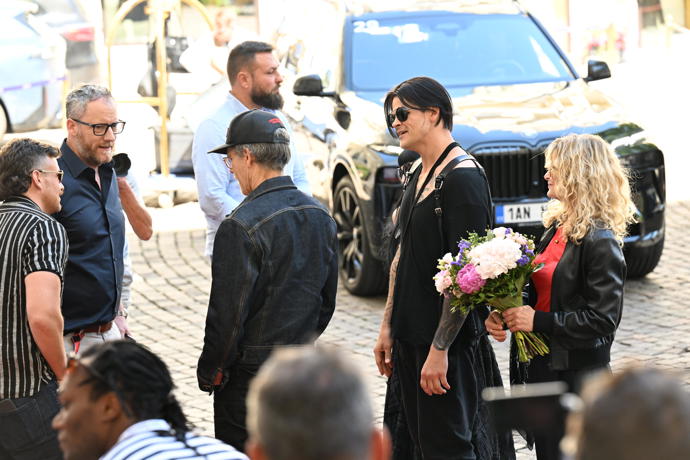 Kevin Bacon s Kyrou Sedgwick a Travisem Baconem přijeli před Pupp.