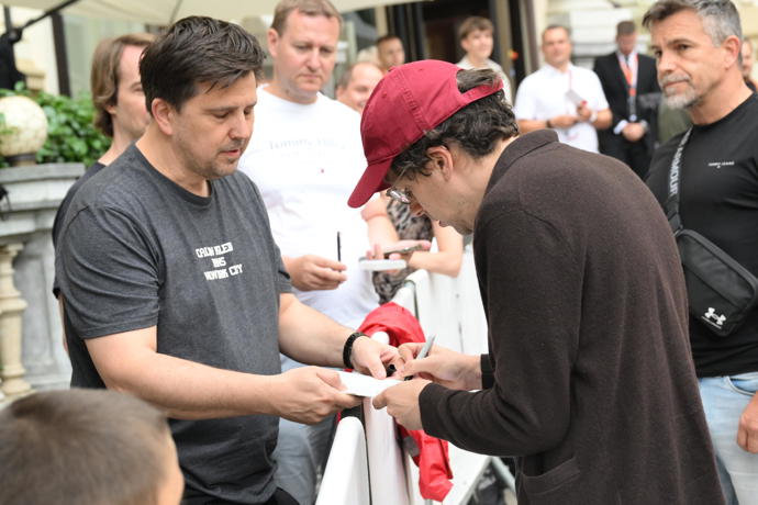 Jesse Eisenberg v obležení českých fanoušků.