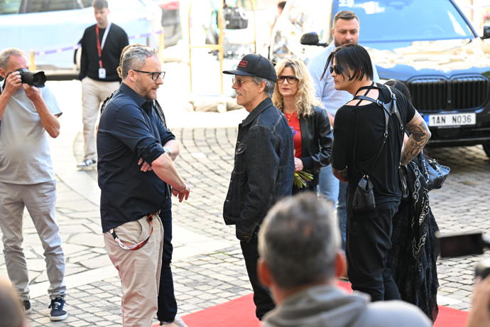 Kevin Bacon s Kyrou Sedgwick a Travisem Baconem přijeli před Pupp.