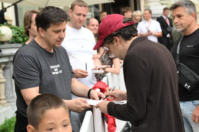 Jesse Eisenberg udělal radost dalším lovcům autogramů.
