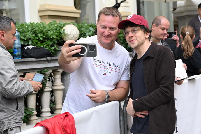 Hollywoodský herec ochotně pózoval na selfíčka s každým, kdo si řekl.