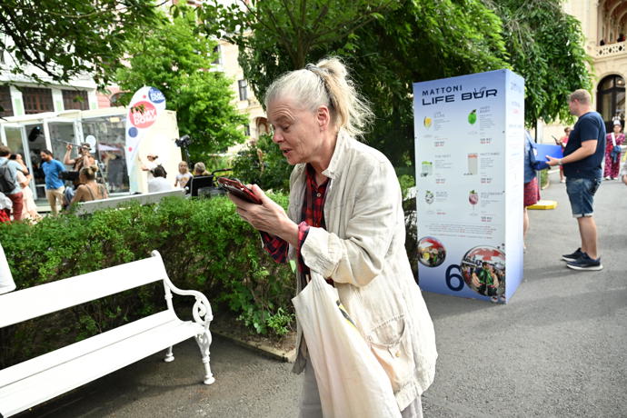 Herečka Zuzana Bydžovská něco horlivě vyřizovala.