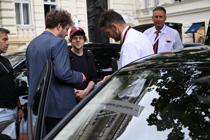 Krátká debata s doprovodem před odjezdem na další festivalovou akci.