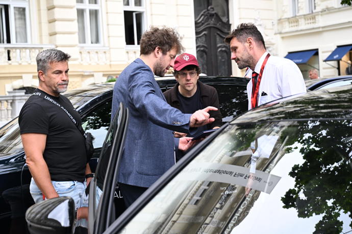 Herec s organizátory ladil logistiku přímo na ulici.