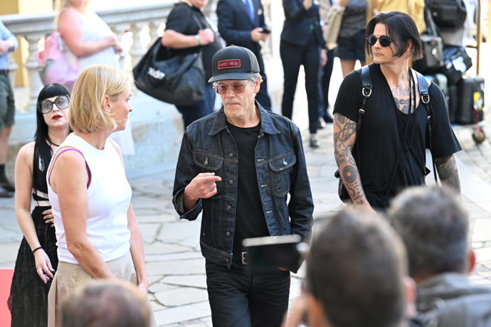 Kevin Bacon přijel v kšiltovce, která odkazuje na jeho nový film.