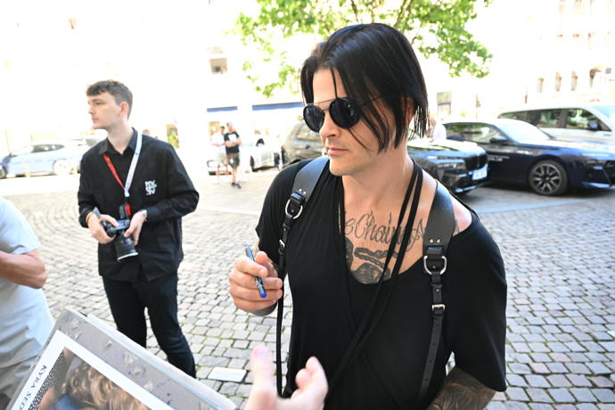 Travis Bacon přijel s rodiči.
