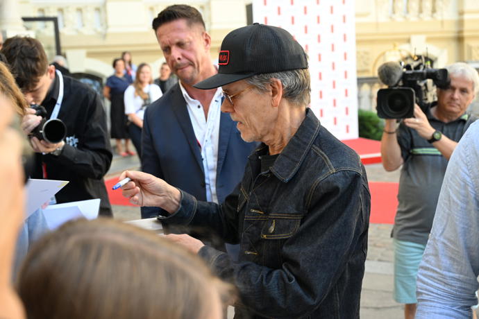 Kevin Bacon rozdával jeden podpis za druhým.