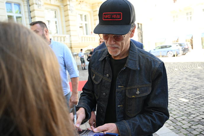 Kevin Bacon rozdával jeden podpis za druhým.