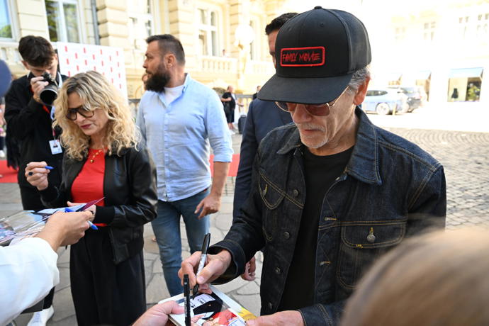 Kevin Bacon rozdával jeden podpis za druhým.