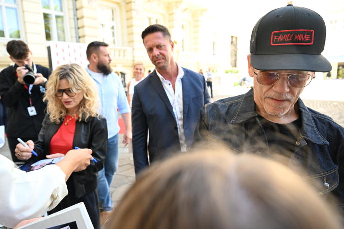 Kevin Bacon rozdával jeden podpis za druhým.