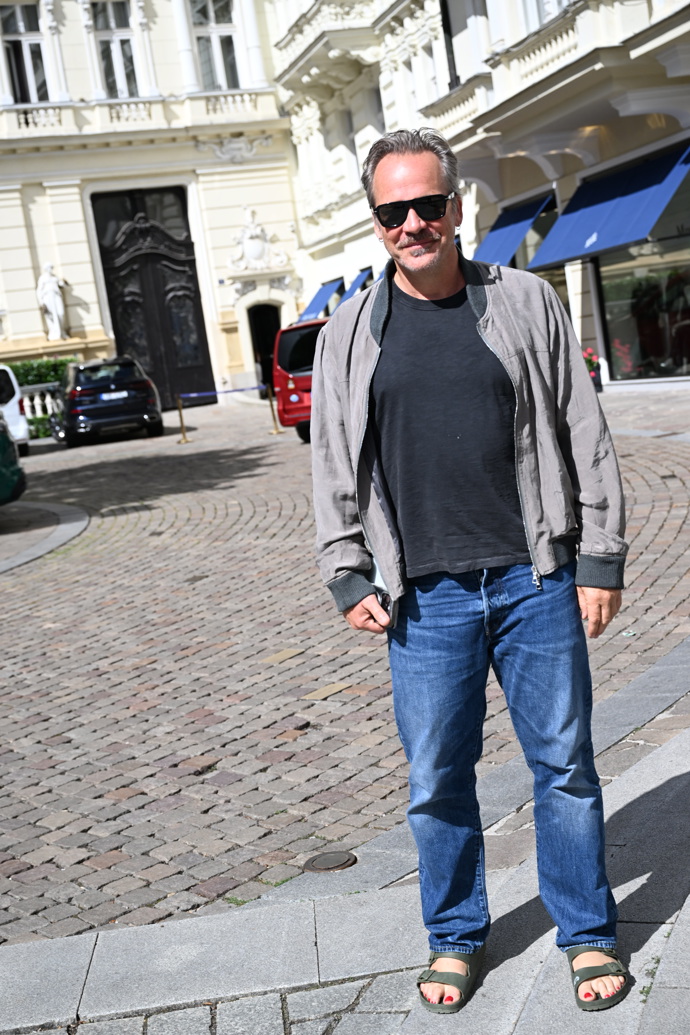 Herec Peter Sarsgaard měl nalakované nehty na nohou.