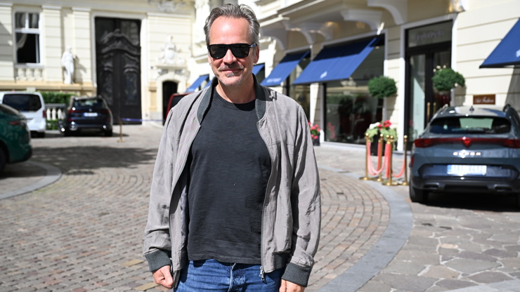 Herec Peter Sarsgaard ve Varech.