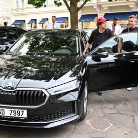 Herec nasedl do oficiálního festivalového vozu a ujal se řízení sám.