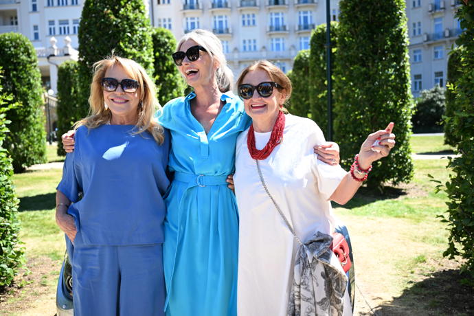 Zahradní party s Bardotkami - Dagmar Havlová, Eva Holubová a Pavlína Pořízková.