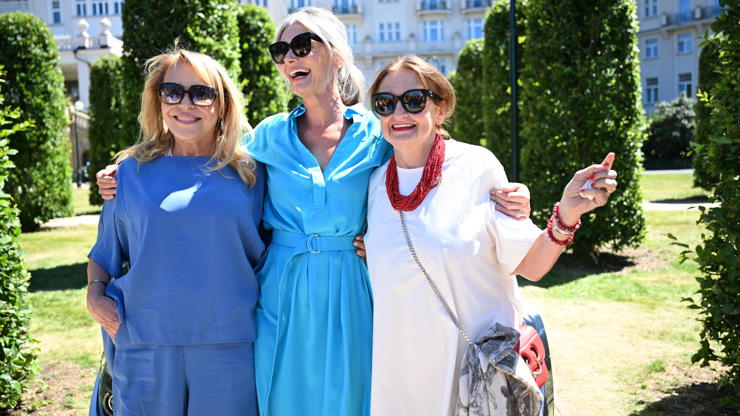 Zahradní party s Bardotkami - Dagmar Havlová, Eva Holubová a Pavlína Pořízková.