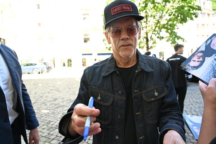 Kevin Bacon rozdával jeden podpis za druhým.