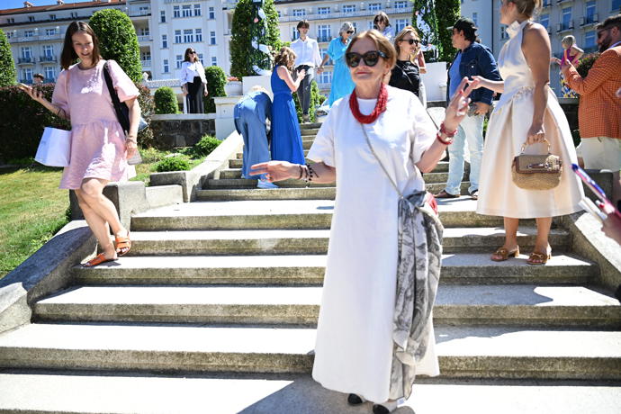 Eva Holubová zatančila na schodech.