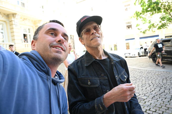 Kevin Bacon neodmítal ani selfie.