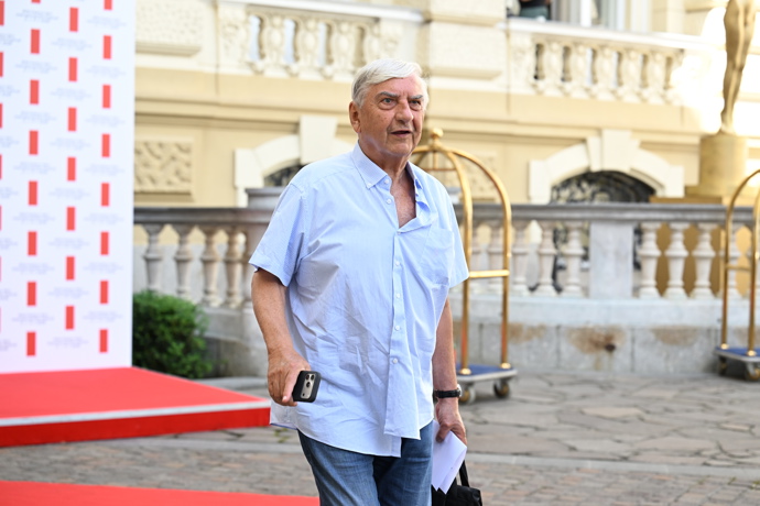 Herec Miroslav Donutil ve Varech.