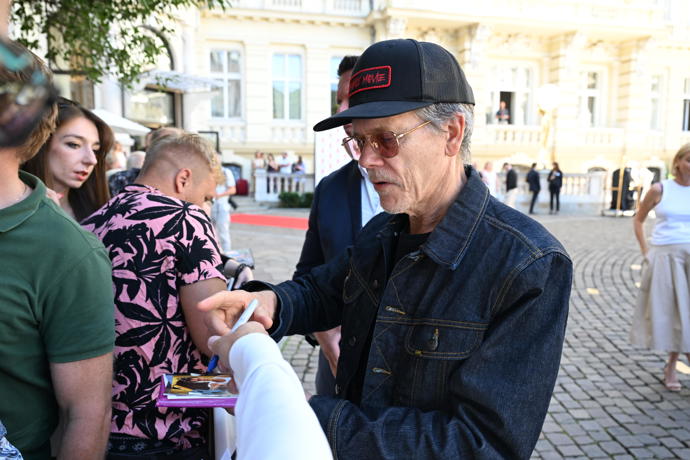 Kevin Bacon rozdával jeden podpis za druhým.