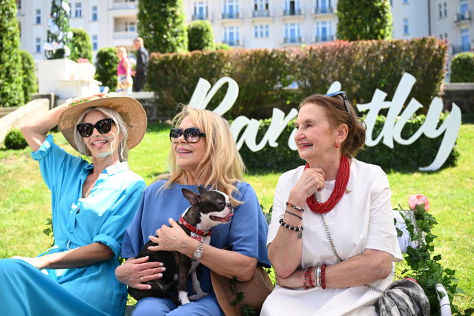 Zahradní party s Bardotkami - Dagmar Havlová, Eva Holubová a Pavlína Pořízková.