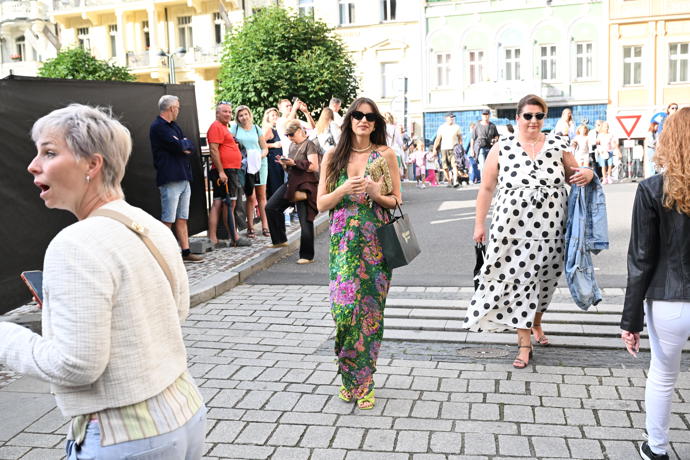 Krásná Jitka Boho v ulicích města.