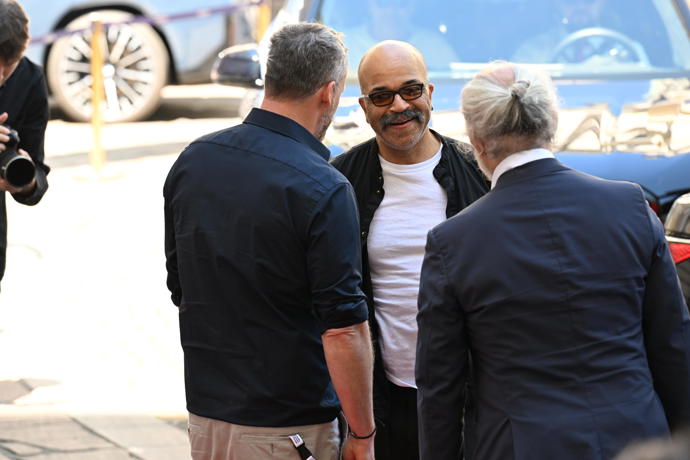 Jeffrey Wright se pozdravil s Kryštofem Muchou a Karlem Ochem.