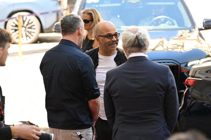 Jeffrey Wright se pozdravil s Kryštofem Muchou a Karlem Ochem.