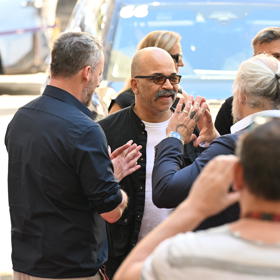 Jeffrey Wright se pozdravil s Kryštofem Muchou a Karlem Ochem.