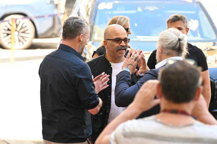 Jeffrey Wright se pozdravil s Kryštofem Muchou a Karlem Ochem.