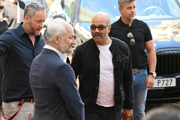 Jeffrey Wright se pozdravil s Kryštofem Muchou a Karlem Ochem.