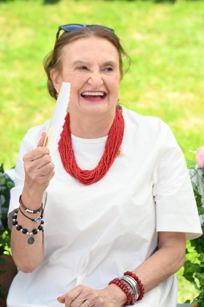 Eva Holubová se usmívala.