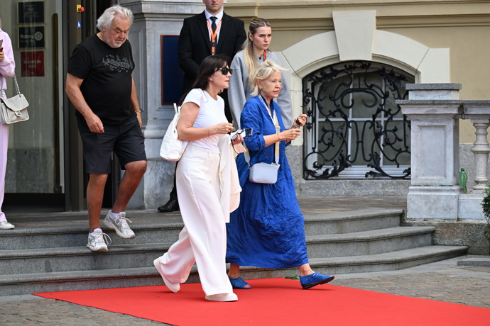 Galerie: Celebrity ve Varech trochu jinak. Jak vypadají hvězdy, než vstoupí na červený koberec 